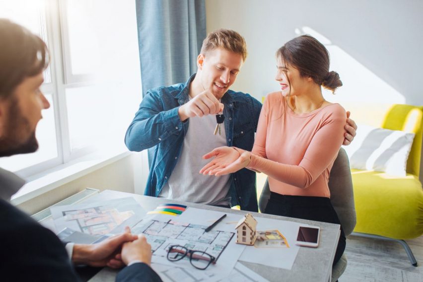 pareja recibiendo las llaves de su vivienda tutelada